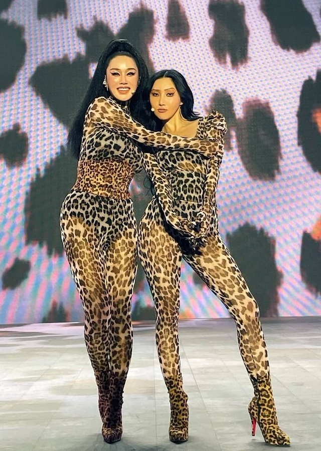 hwasa khong mac ao nguc anh 12