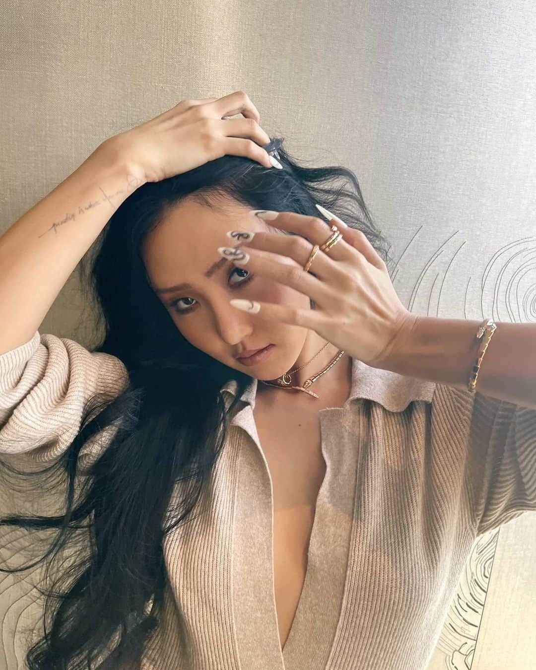 hwasa khong mac ao nguc anh 2