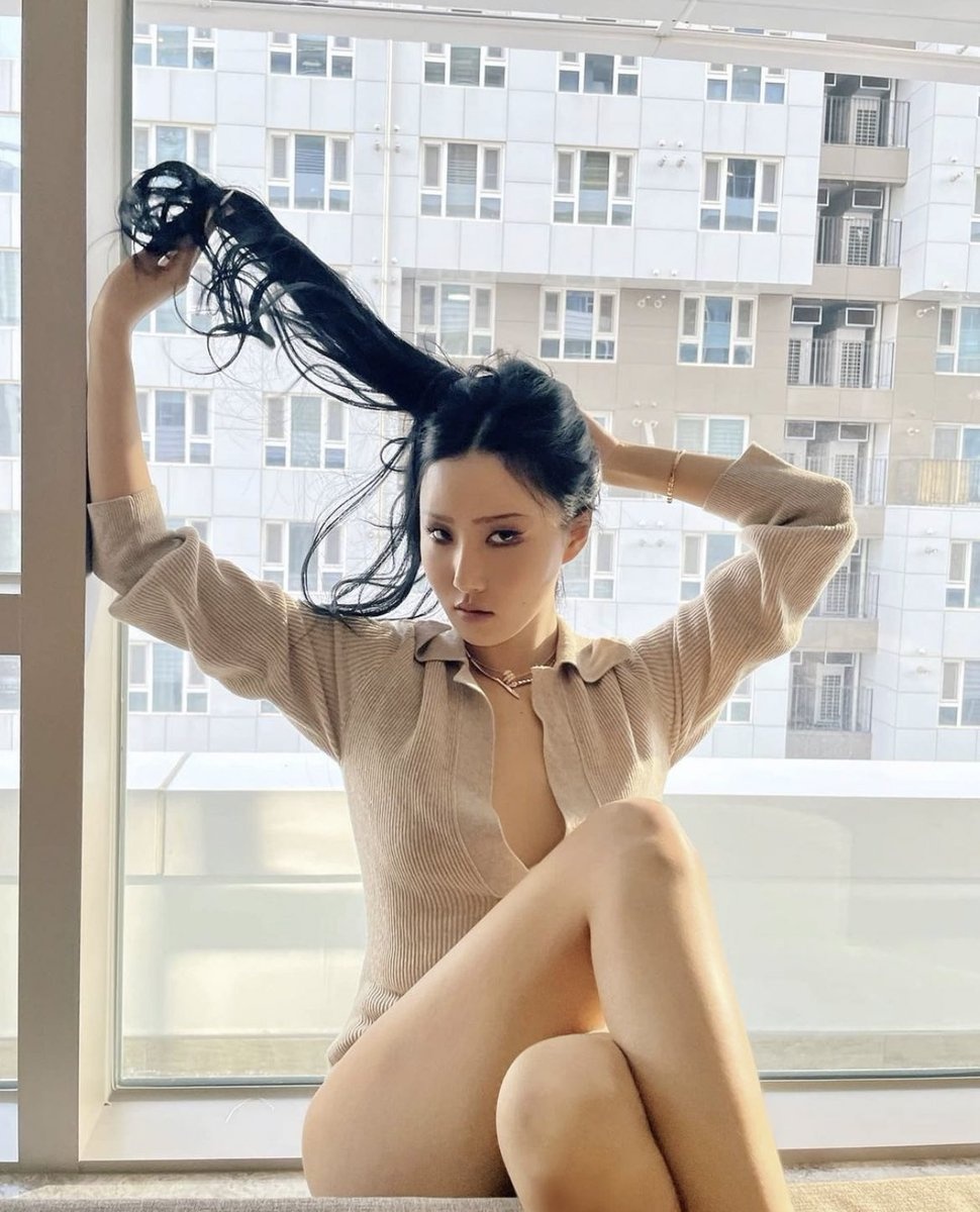 hwasa khong mac ao nguc anh 3