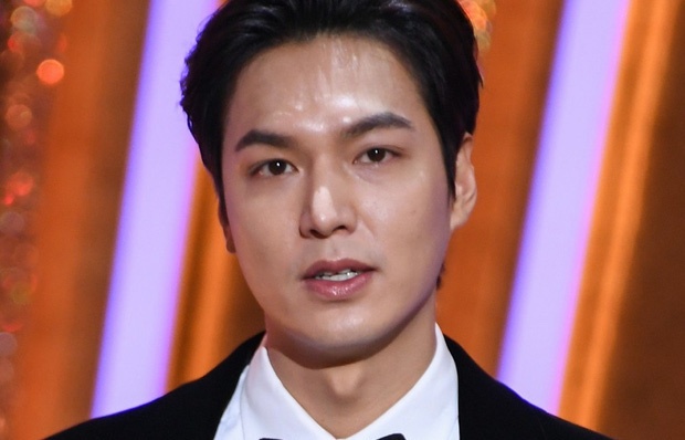 Lee Min Ho dien do van doat giai Nam dien vien xuat sac hinh anh