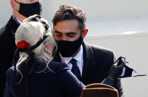 lady gaga hôn bạn trai  ảnh 3 lady gaga hon ban trai anh 3