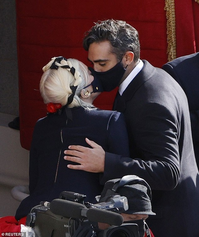 lady gaga hôn bạn trai  ảnh 2 lady gaga hon ban trai anh 2