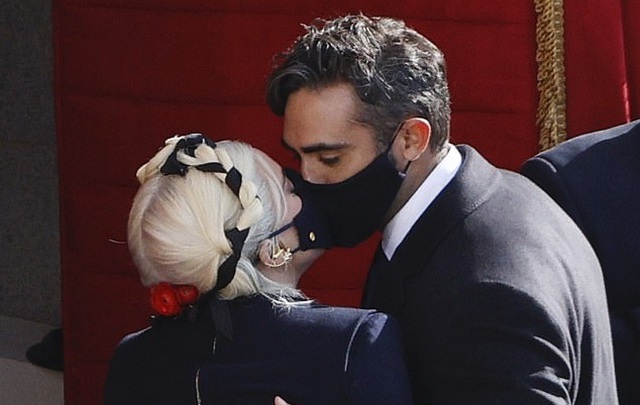 Lady Gaga hon ban trai trong le nham chuc cua tong thong My hinh anh