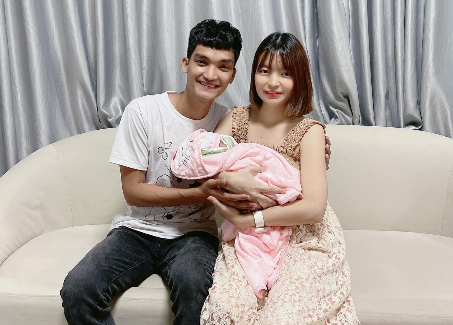 mac van khoa khoc khi ke chuyen vo sinh con anh 2