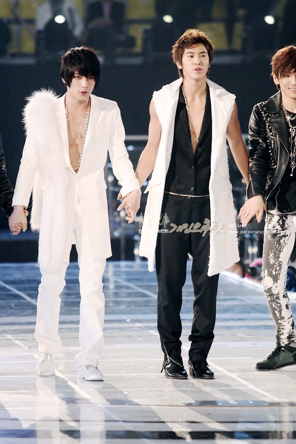 fan quấy rối thần tượng kpop ảnh 2 fan quay roi than tuong kpop anh 2