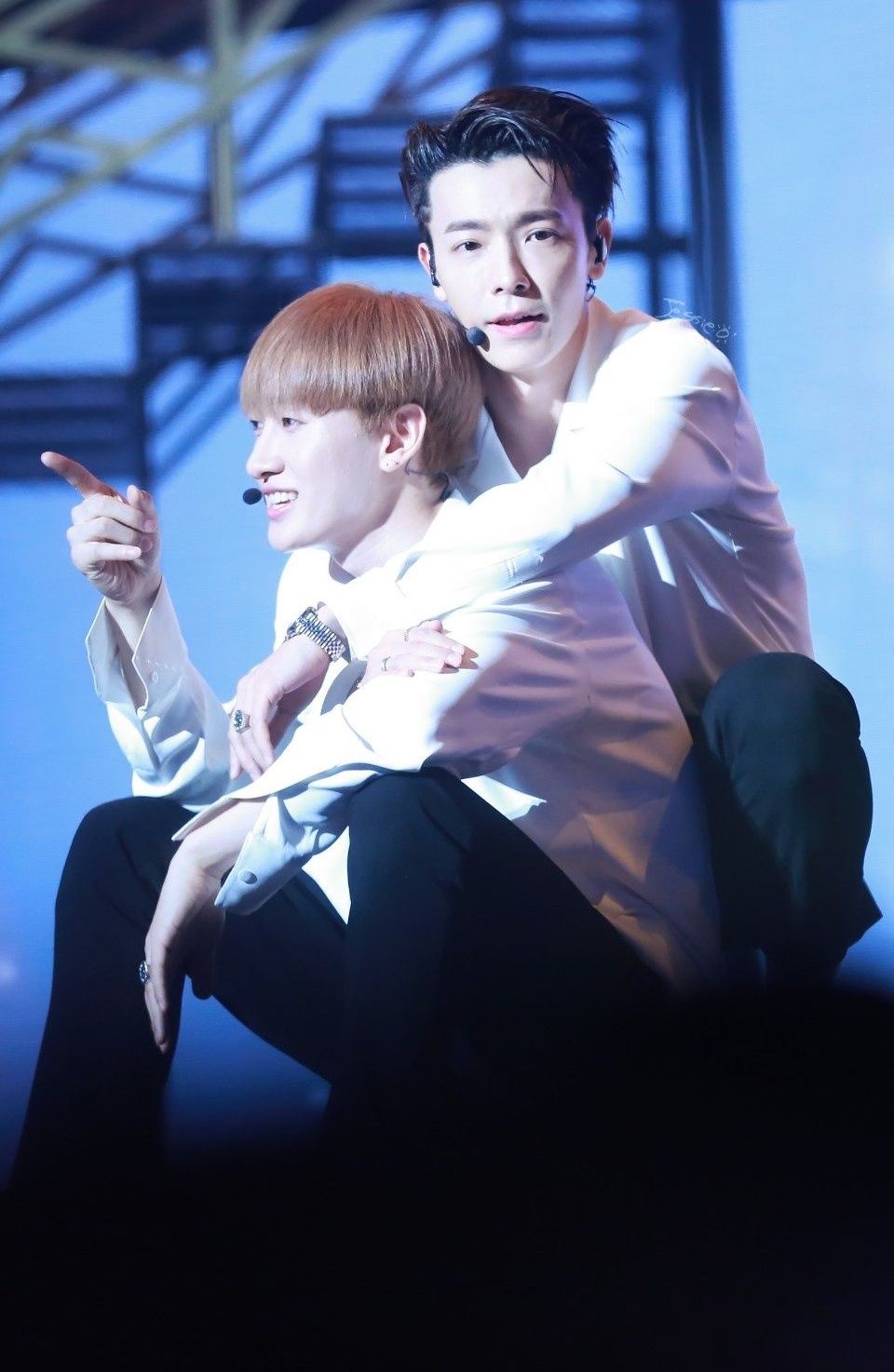 fan quấy rối thần tượng kpop ảnh 3 fan quay roi than tuong kpop anh 3