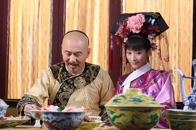 Chan den vang lam tu xuc xich va chuyen hai huoc o phim Hoa ngu hinh anh