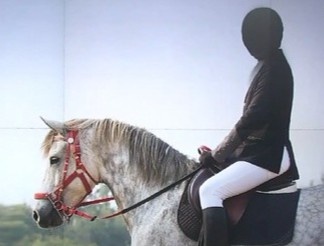 Van dong vien nam quay len canh khoa than cua ban gai hinh anh