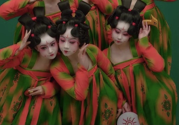 Dieu mua co trang hut khan gia o Trung Quoc hinh anh