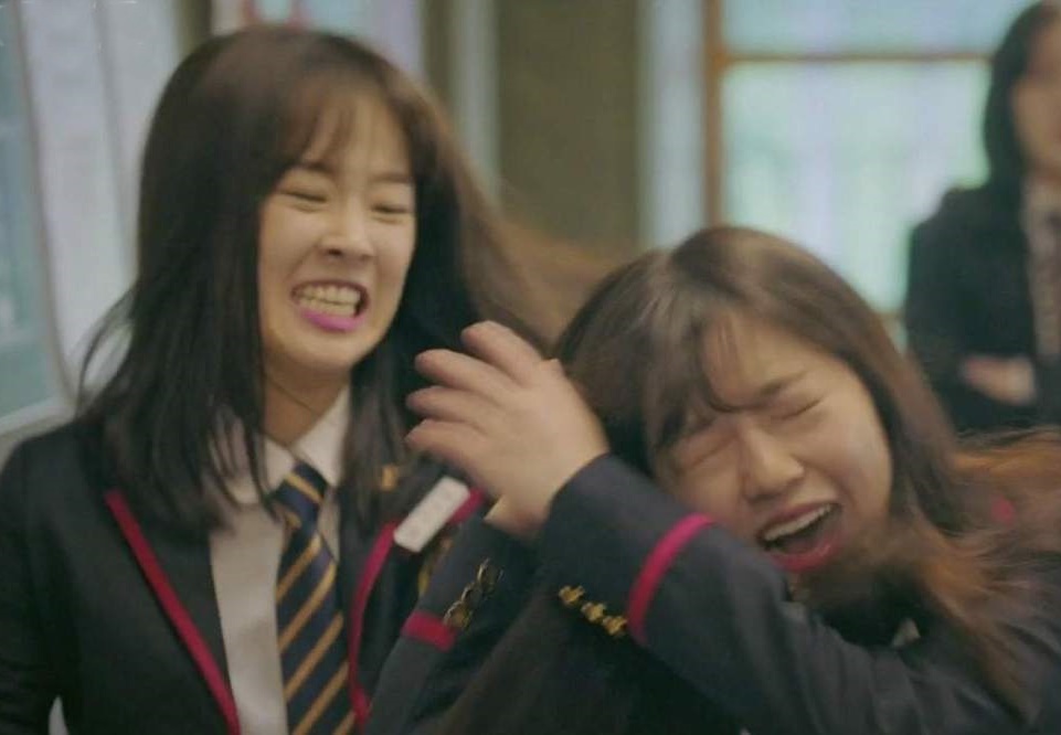 Bao luc hoc duong duoc mo ta kinh hoang the nao tren phim Han? hinh anh