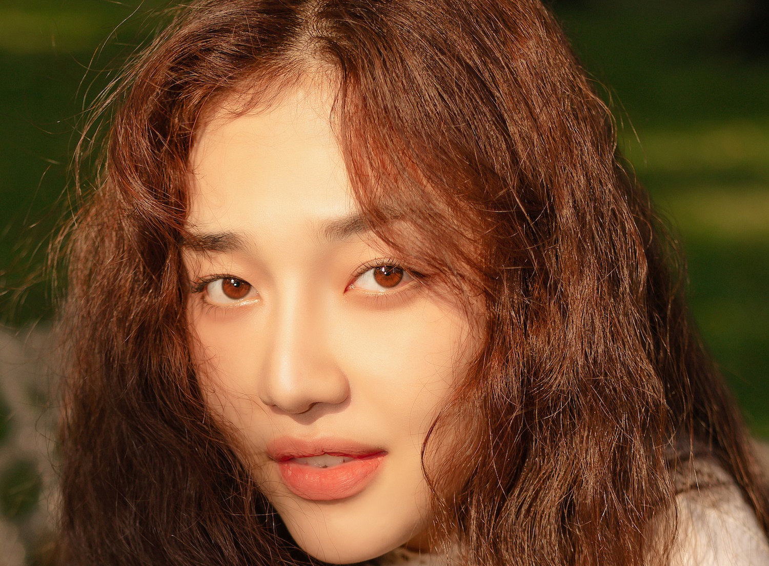 Ca si Hoang Duyen di giao com cho quan an, ban hang sieu thi hinh anh