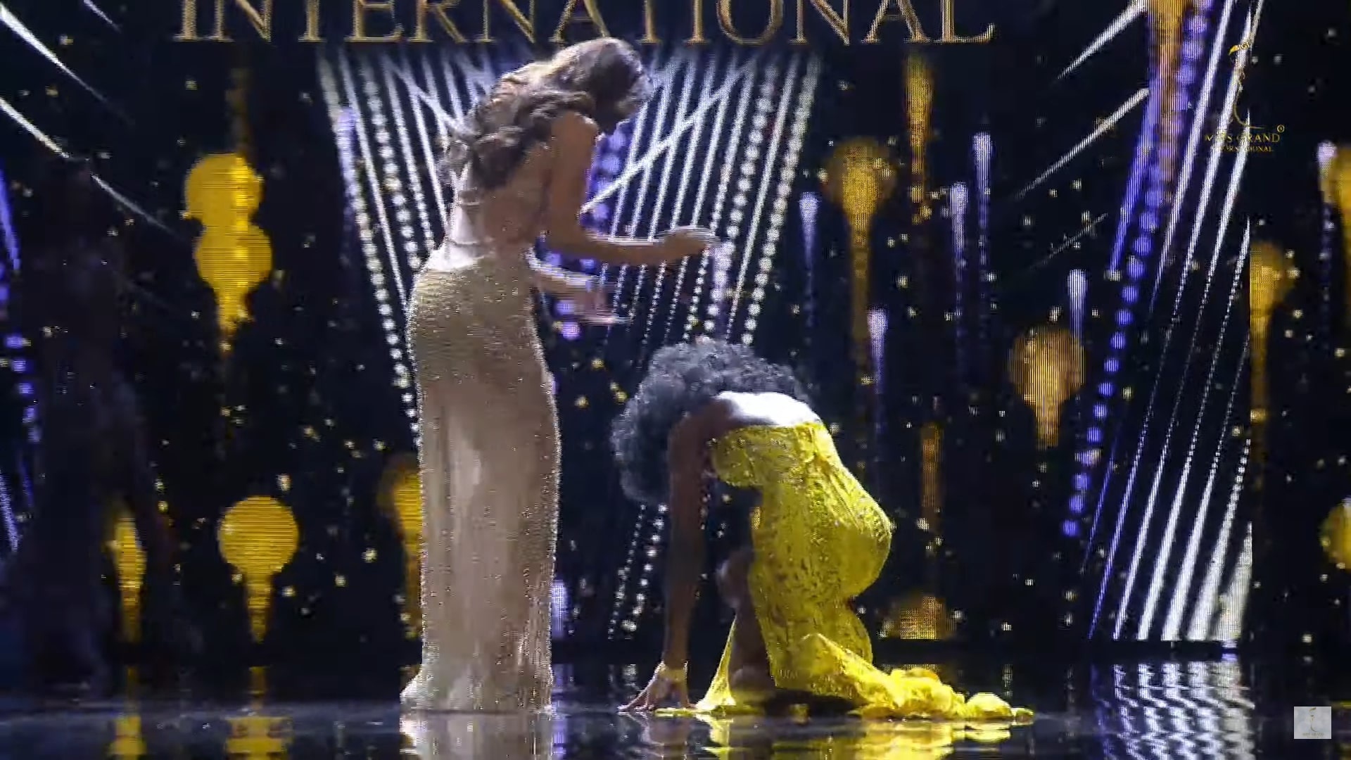 Khoanh khac tan Hoa hau Hoa binh Quoc te run ray, dung khong vung hinh anh