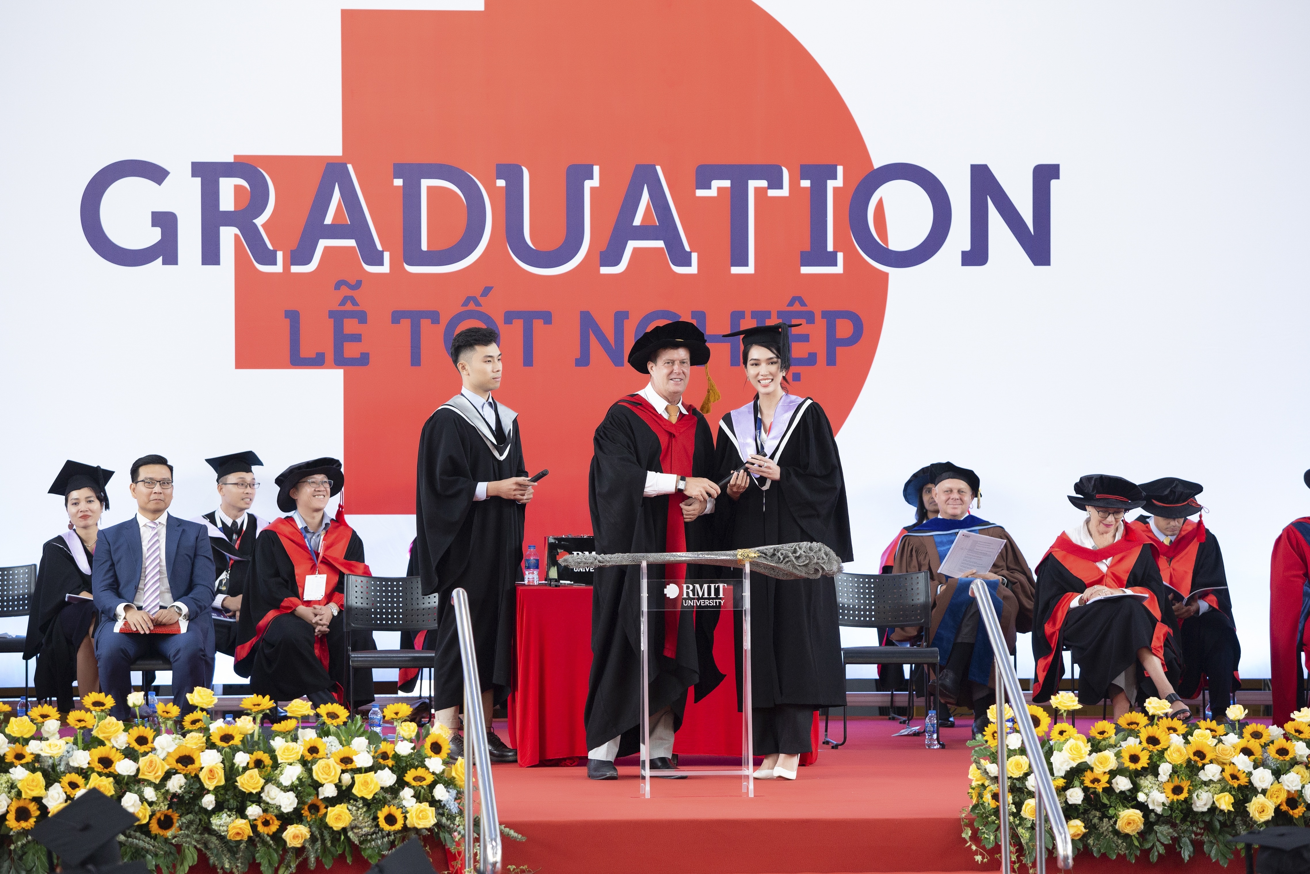 a hau phuong anh tot nghiep thu khoa anh 5