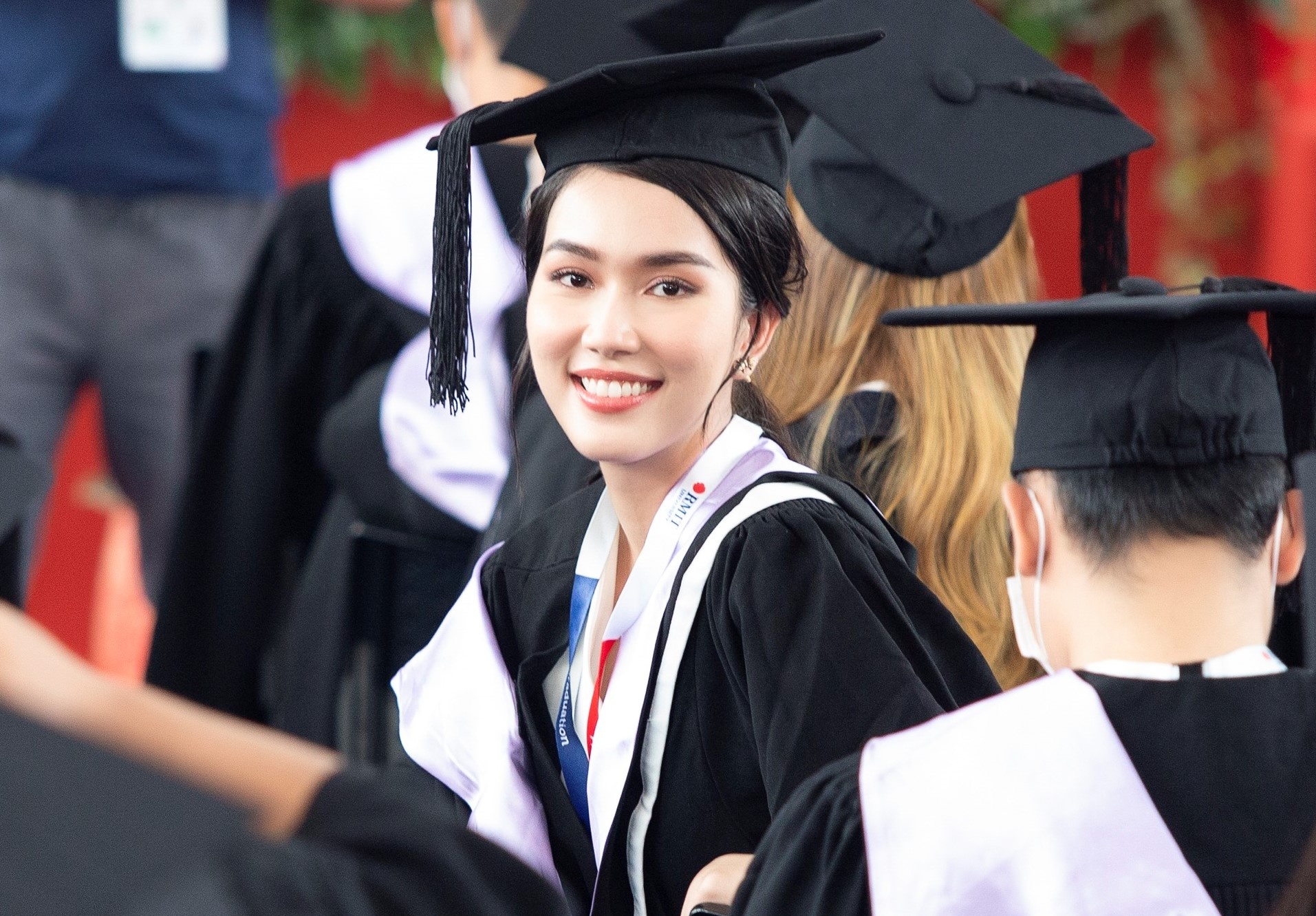 A hau Phuong Anh rang ro nhan bang thu khoa dai hoc hinh anh