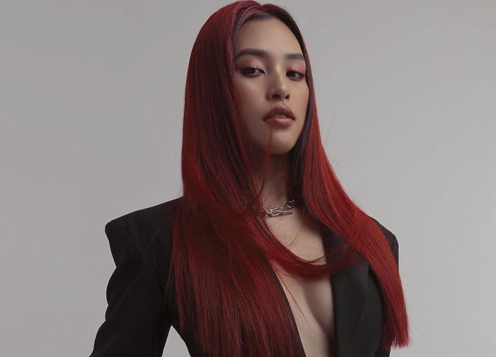 Hoa hau Tieu Vy dien mot khong noi y tren bia tap chi Phap hinh anh