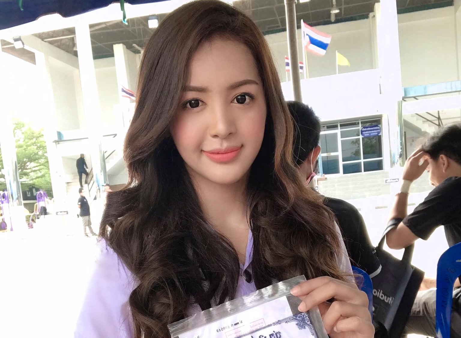 Dan nguoi dep chuyen gioi di nop giay de mien nghia vu quan su hinh anh