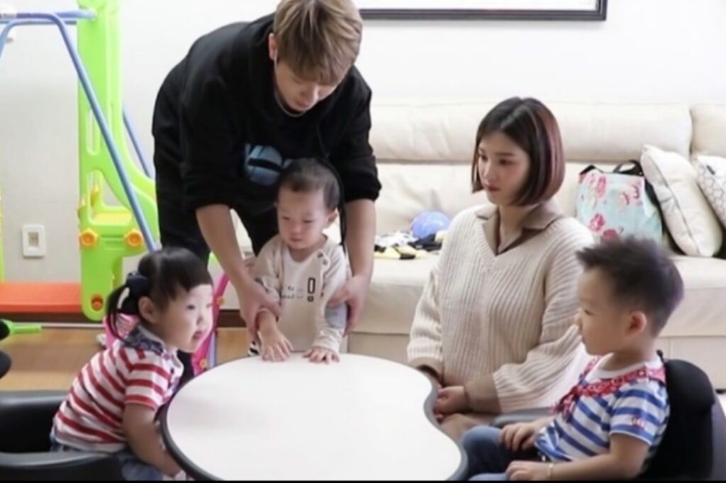 nam than tuong gay soc vi cuoi vo sinh con anh 11