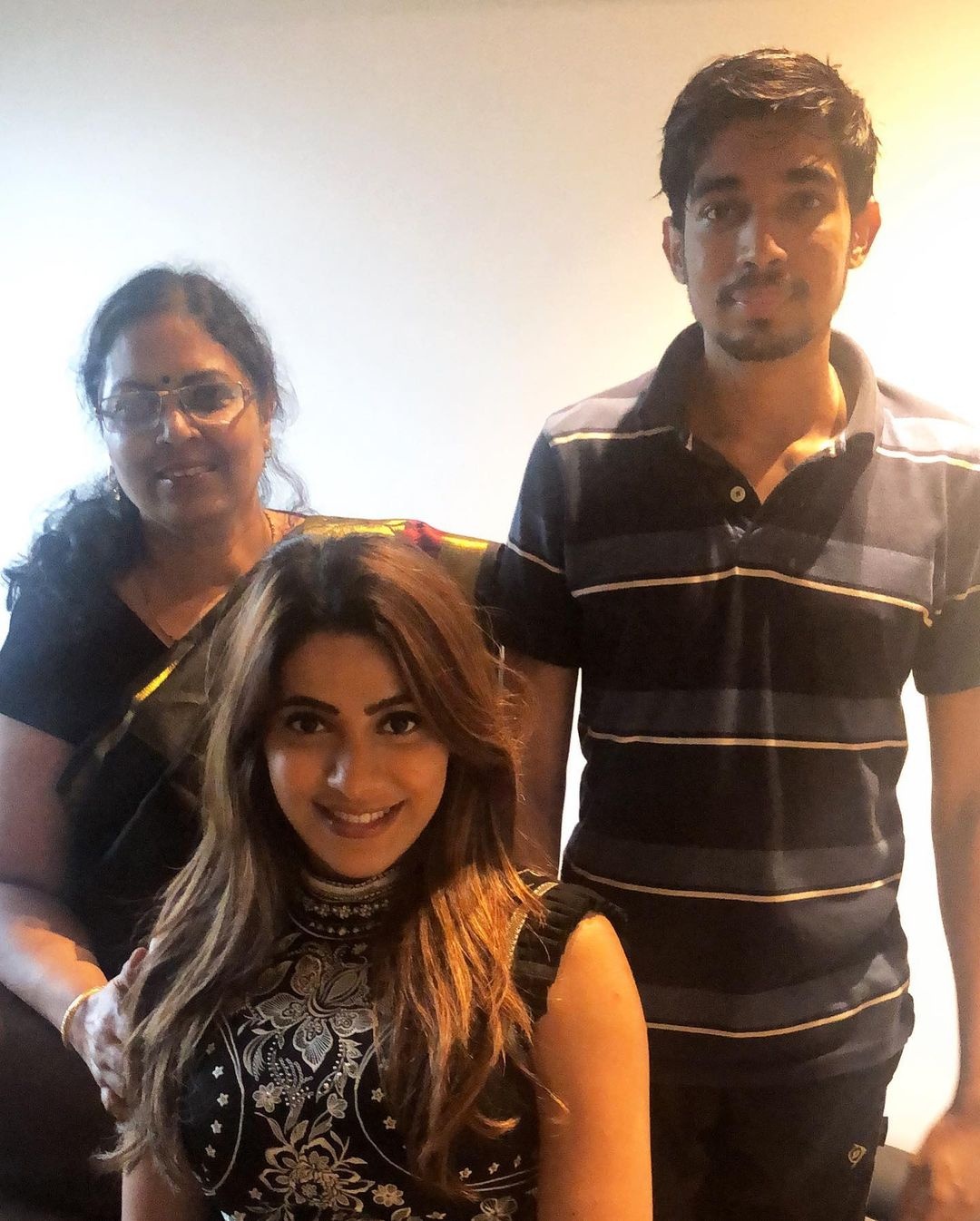 anh trai nikki tamboli chet vi covid-19 anh 1