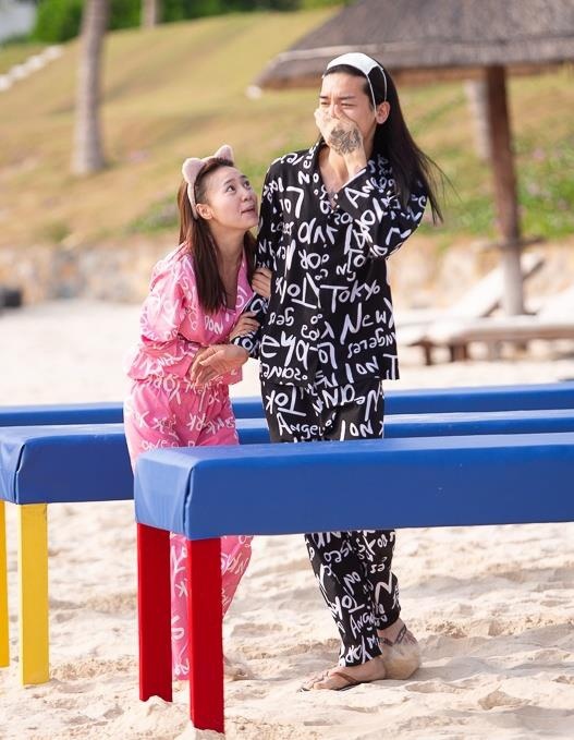 dan cast chay di cho chi mua 2 anh 4