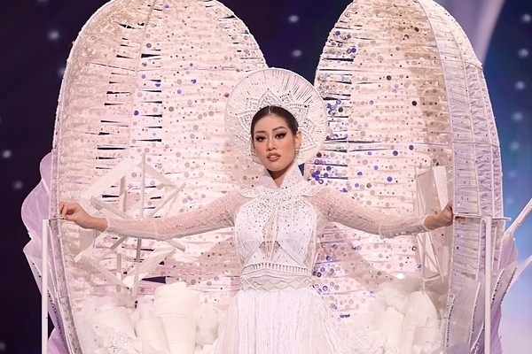 Trang phuc dan toc cua Khanh Van duoc Catriona Gray khen an tuong hinh anh