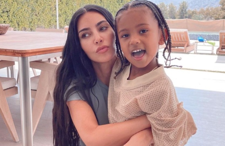 Con trai Kim Kardashian tung mac Covid-19 hinh anh