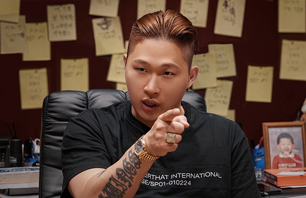 Rapper Han bi su dung hinh anh de quang cao co so giai tri nguoi lon hinh anh