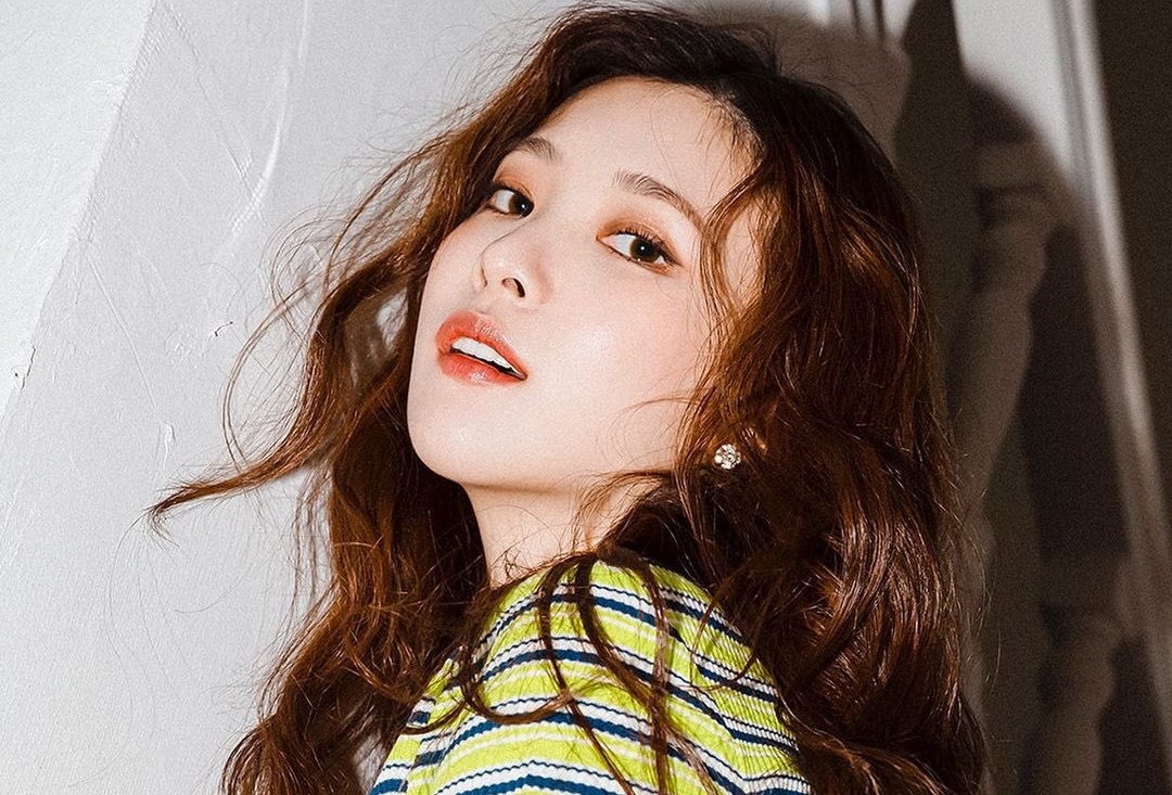 Su nghiep bi huy hoai, phai lam phuc vu quan ca phe cua nu ca si Han hinh anh