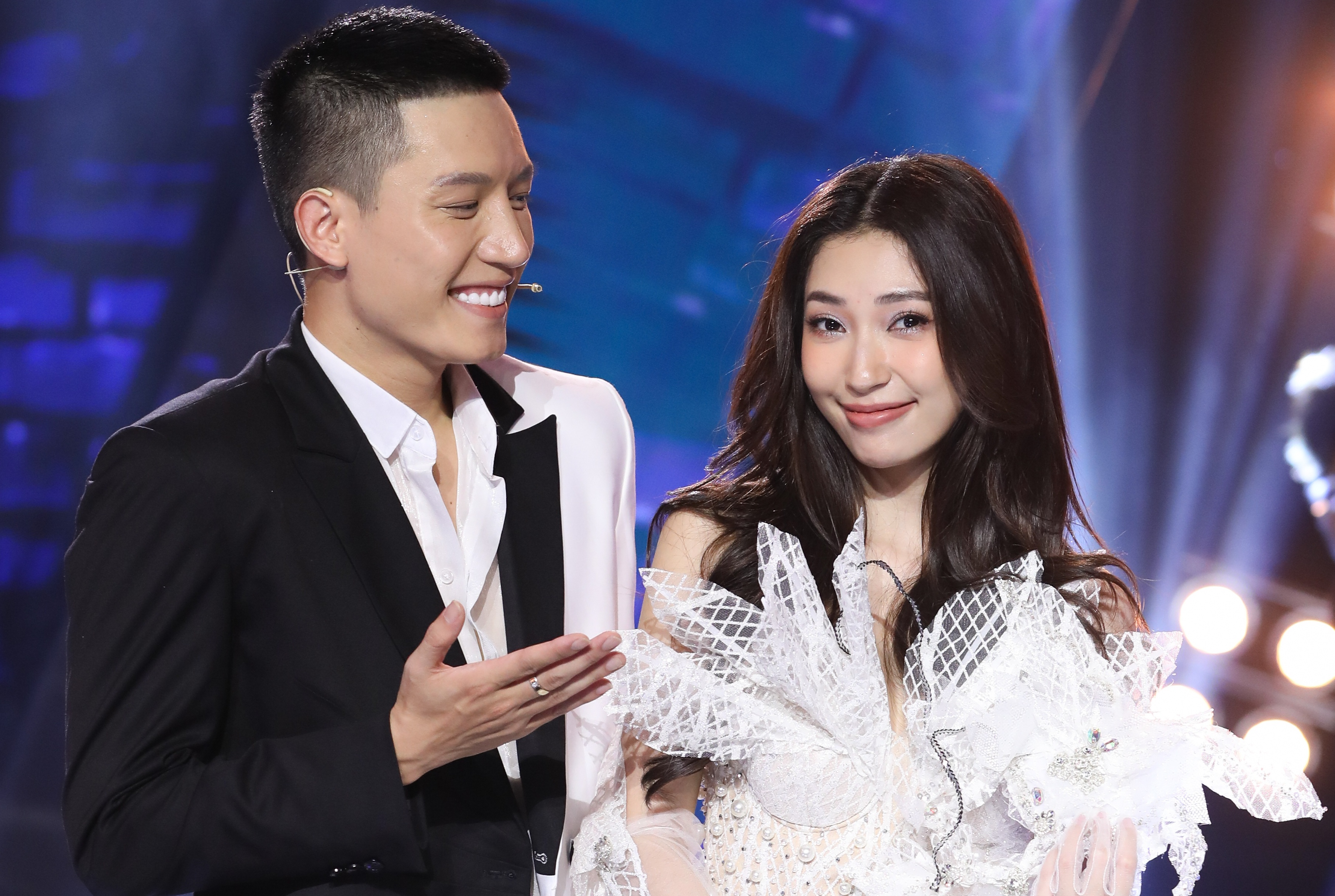 Anh Tu khong nhan ra Khong Tu Quynh khi song ca 'Co be mua dong' hinh anh