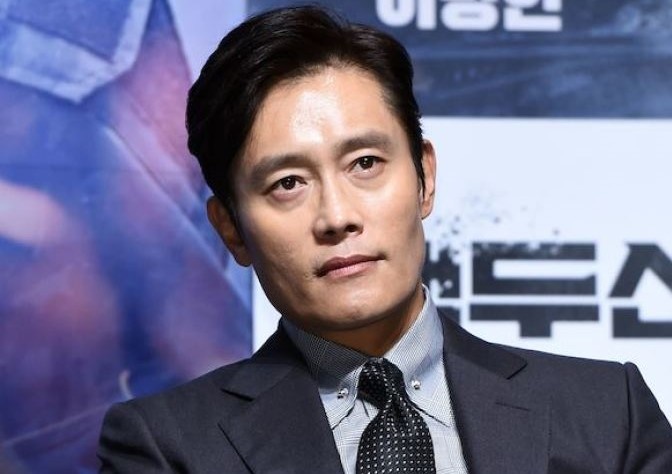 Lee Byung Hun lam MC o LHP Cannes 2021 hinh anh