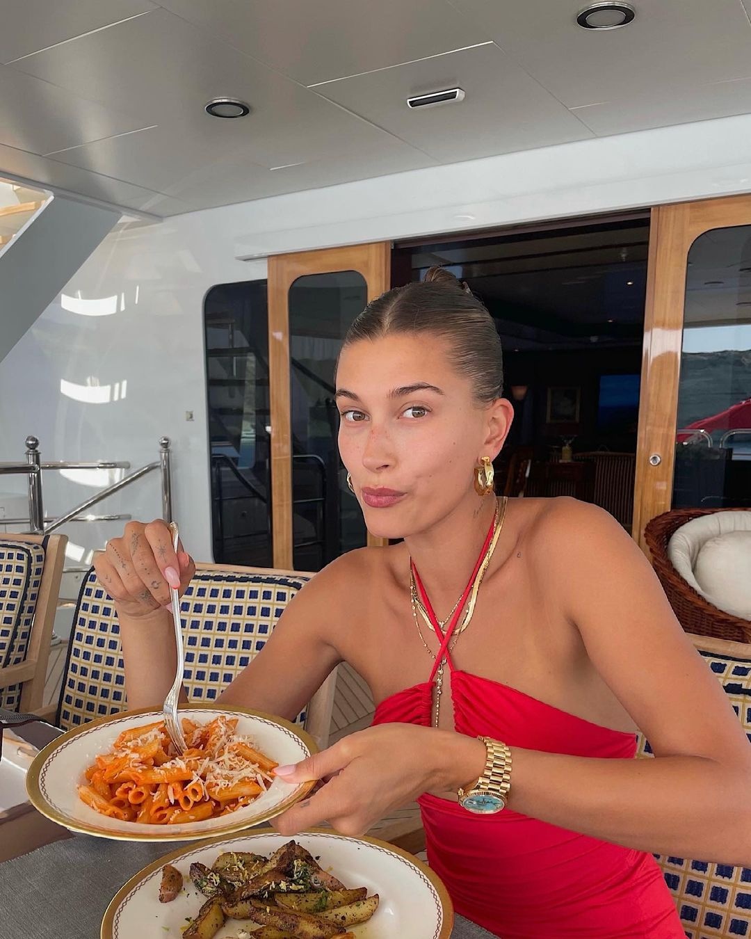 hailey bieber gu thời trang ảnh 13 hailey bieber gu thoi trang anh 13