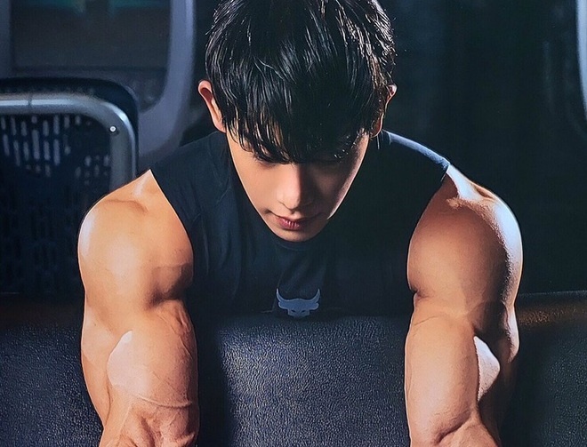 Nam ca si co co bap nhu van dong vien the hinh hinh anh