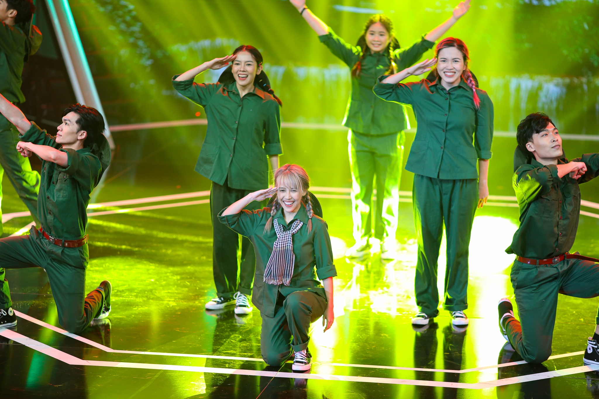 hau hoang suc hut san dau vu dao anh 2