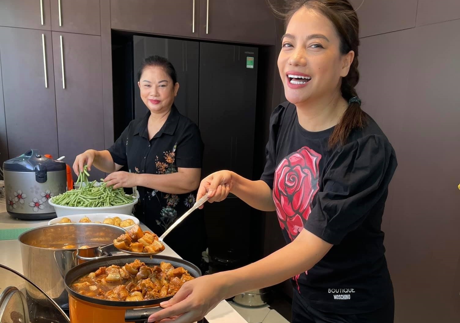 Nghe si Viet nau com, quyen gop vat tu y te cho tuyen dau chong dich hinh anh