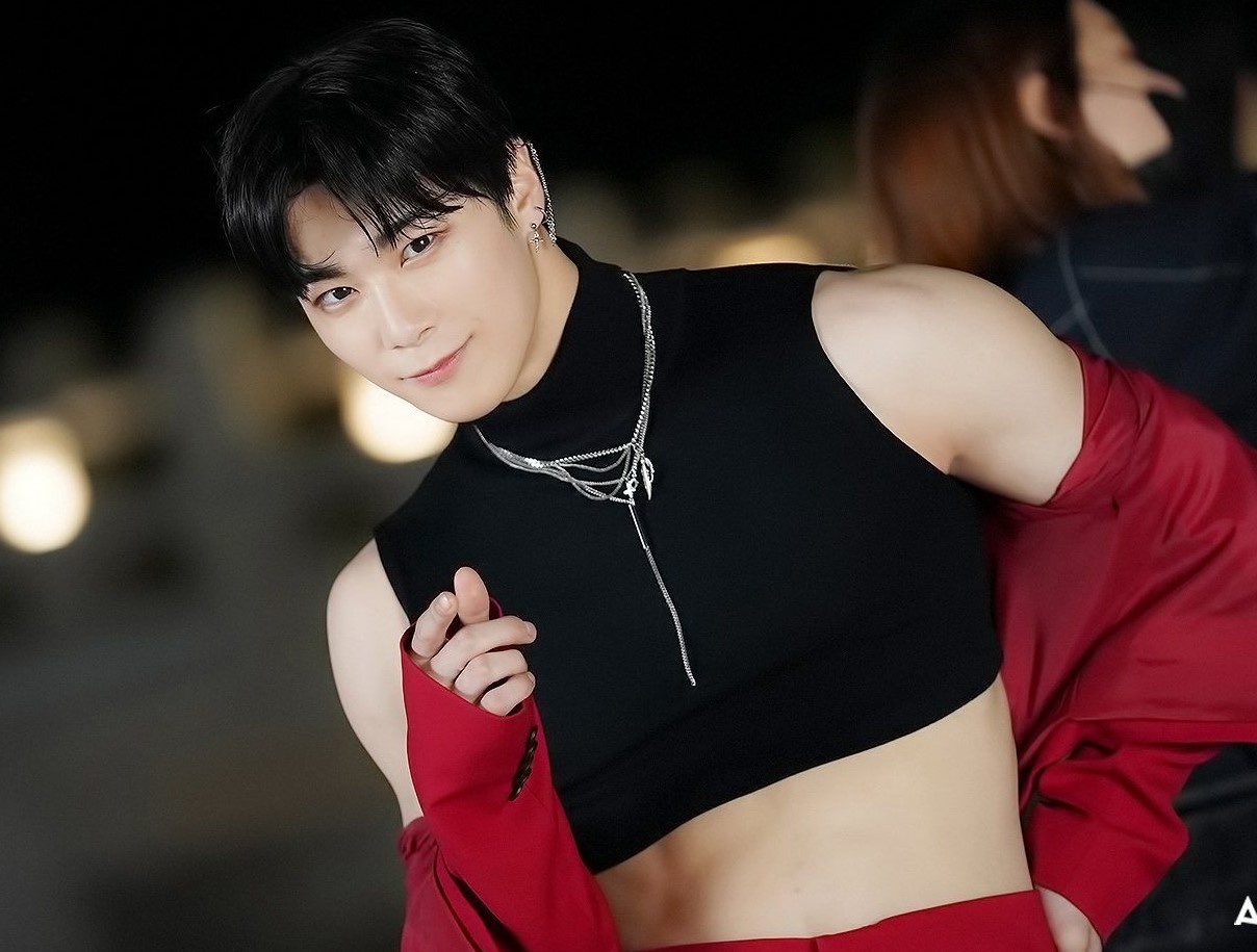 Thay gi tu xu huong mac crop top va vay cua nhung ca si nam? hinh anh