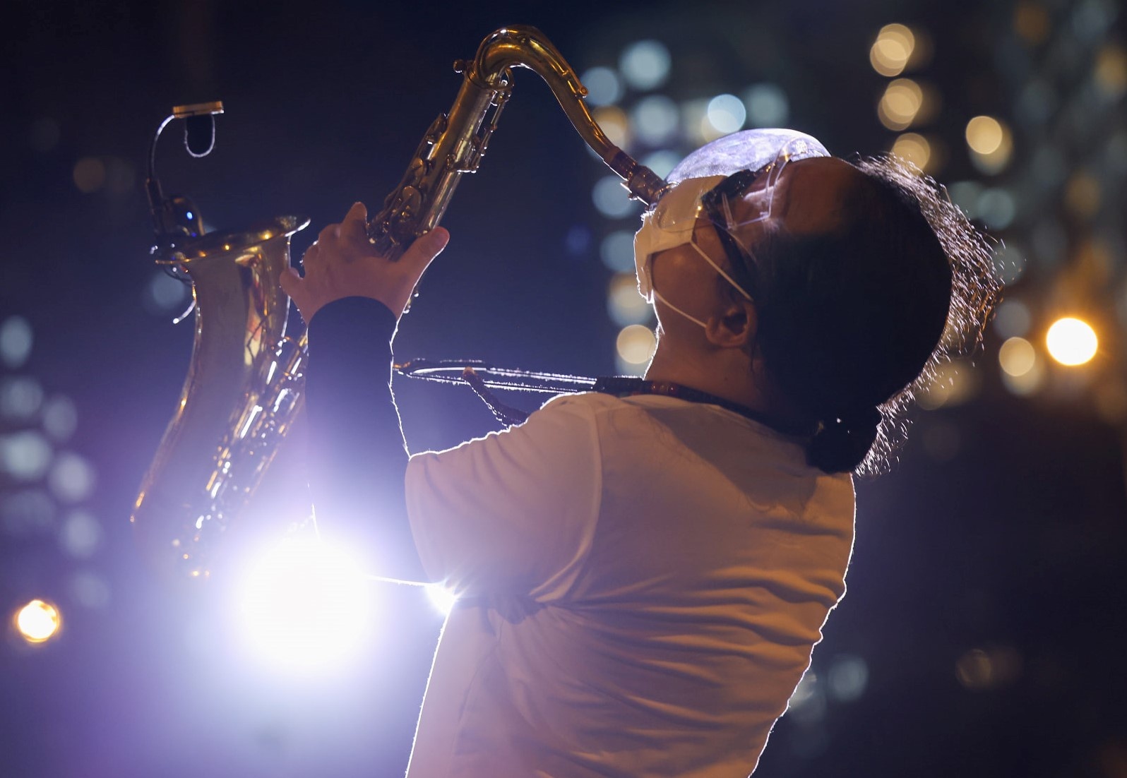 Nghe si Tran Manh Tuan thoi saxophone tai benh vien da chien hinh anh