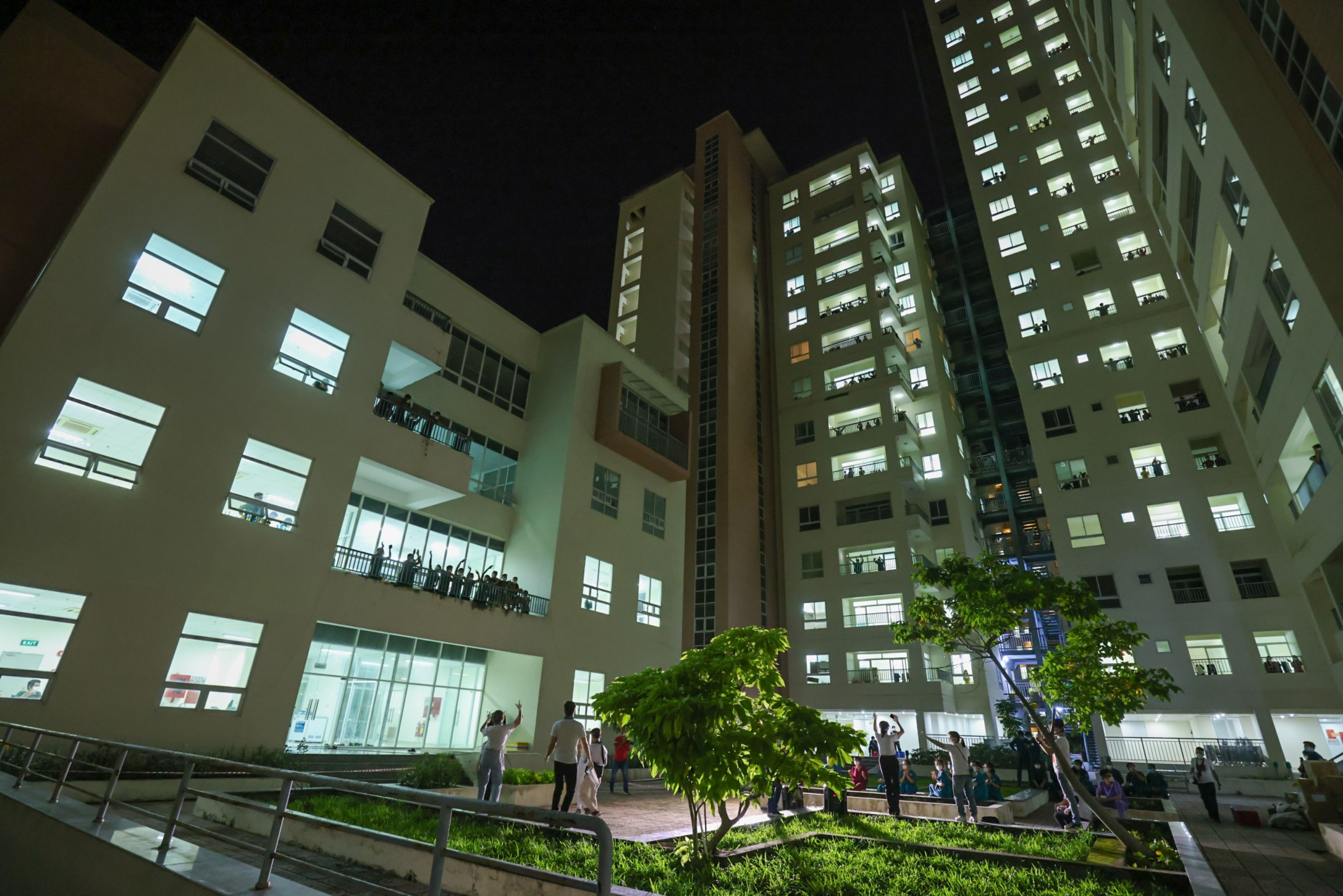 trần mạnh tuấn biểu diễn bệnh viện dã chiến ảnh 2 tran manh tuan bieu dien benh vien da chien anh 2