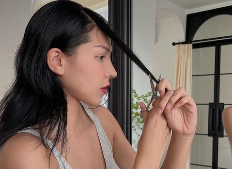 Sao Viet tu cat toc tai nha hinh anh