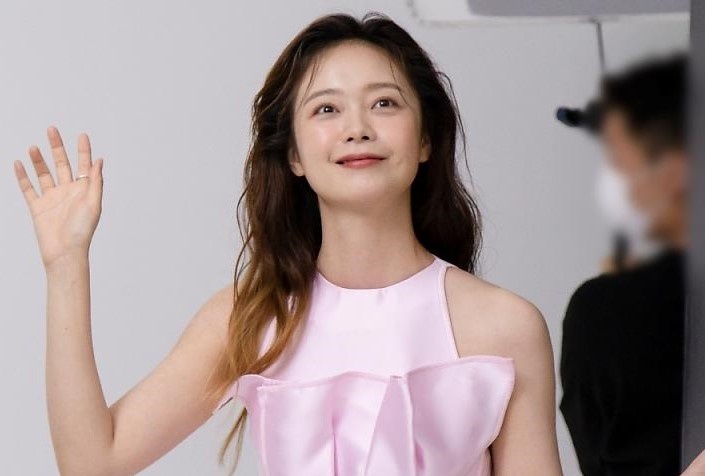 Ngoai hinh nu dien vien bi tay chay o Running Man hinh anh