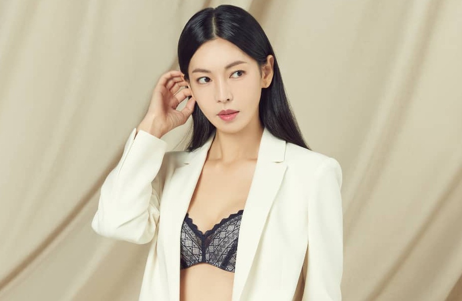 Kim So Yeon dien mot vest va noi y hinh anh