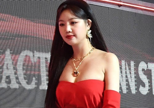 So thich mac goi cam cua nu ca si vua bi duoi khoi nhom nhac hinh anh
