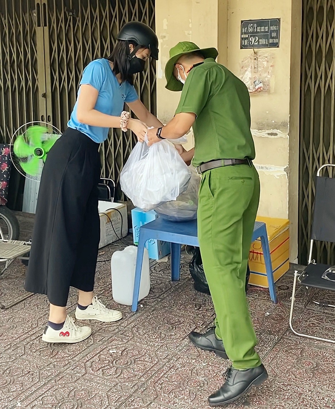 tieu vy di xe may phat com anh 2