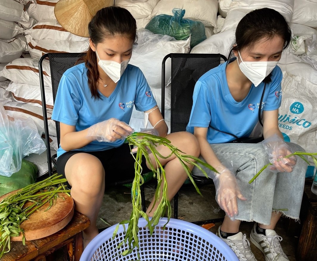 tieu vy di xe may phat com anh 3