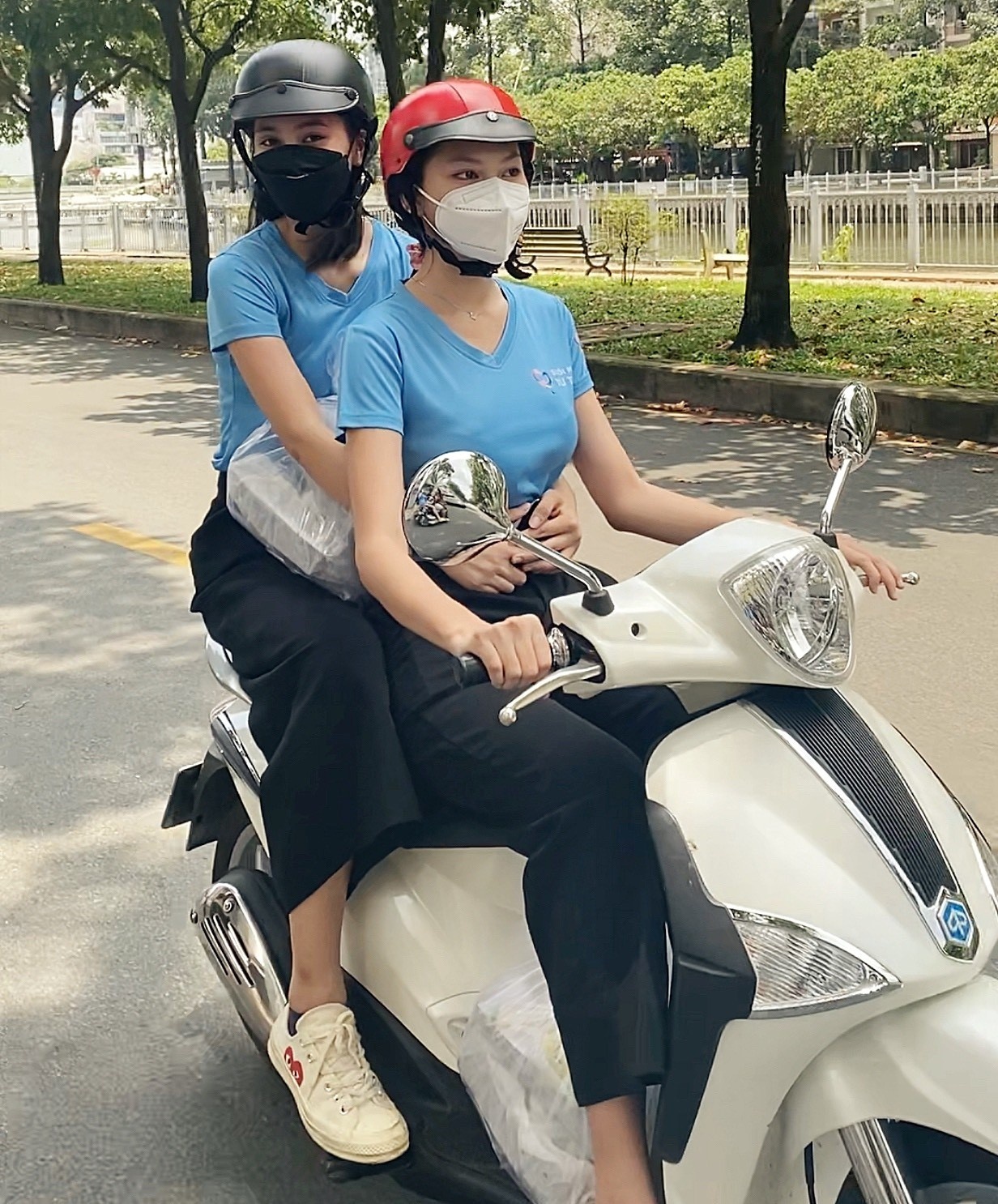 tieu vy di xe may phat com anh 1