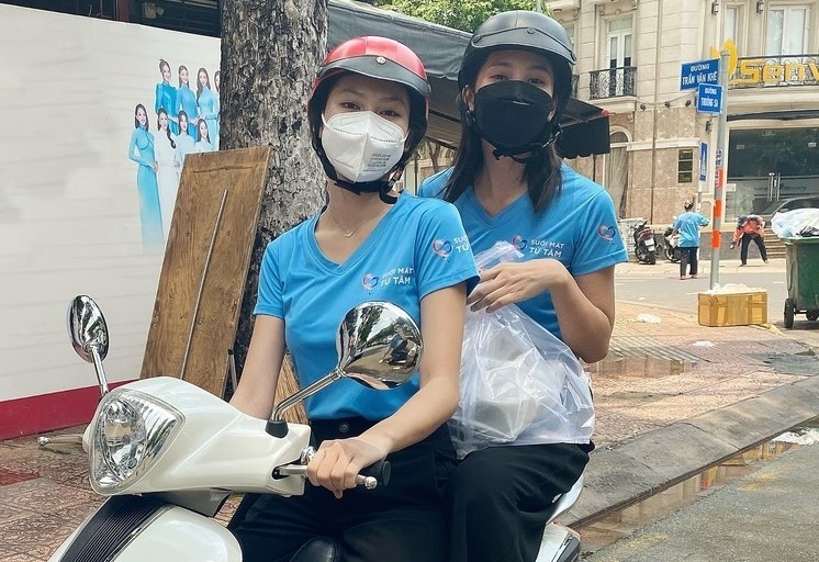 Tieu Vy chay xe may phat com cho tuyen dau chong dich hinh anh