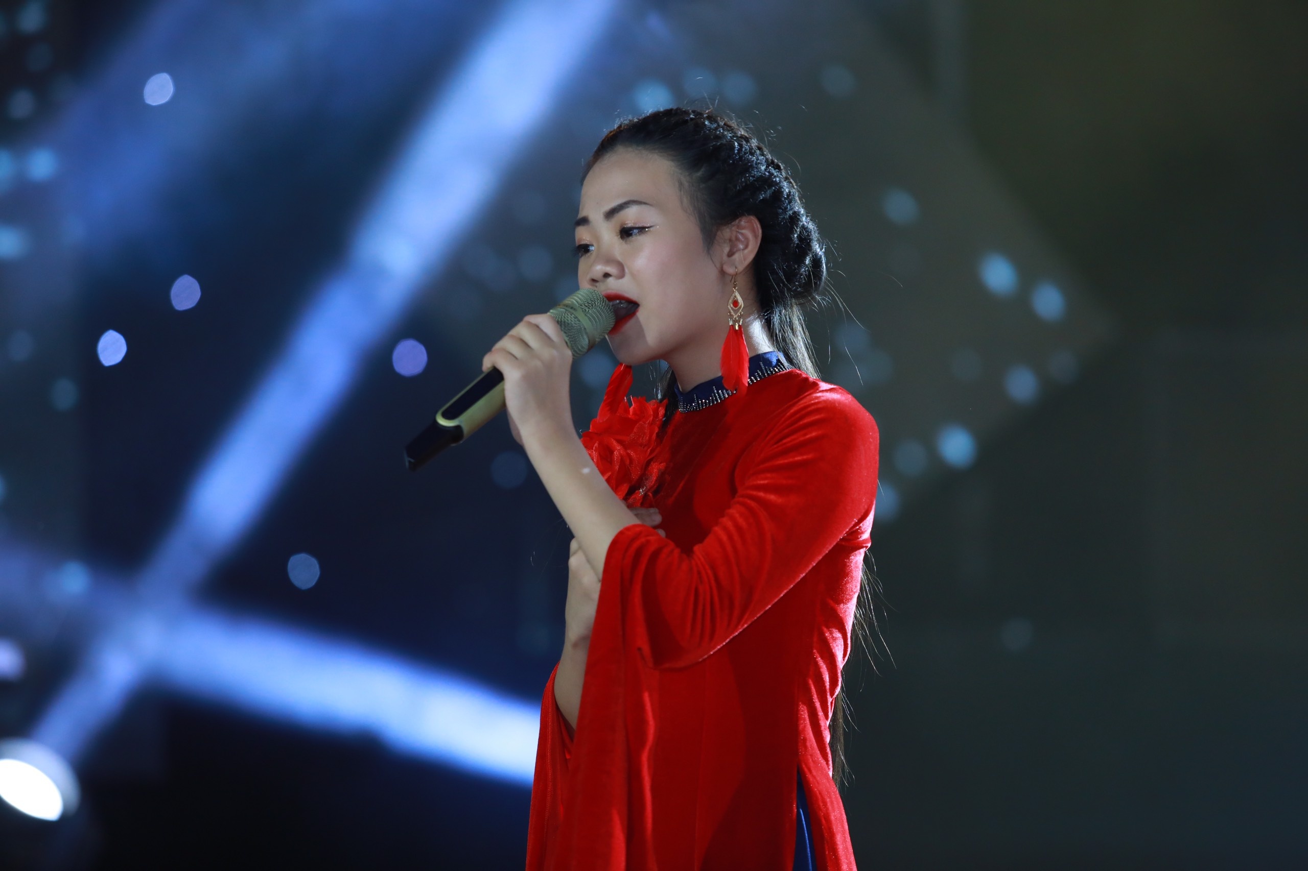 bé trâm anh mắc covid-19 ảnh 2 be tram anh mac covid-19 anh 2