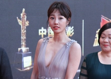 Kinh Khuyen - the luc chong lung cho Trieu Vy va Ngo Diec Pham hinh anh