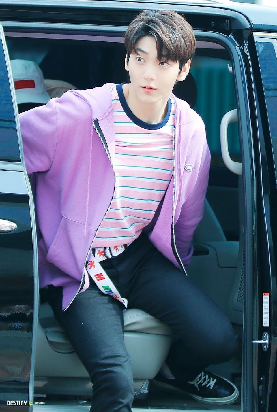 vệ sĩ không mở cửa xe cho sao kpop ảnh 1 ve si khong mo cua xe cho sao kpop anh 1