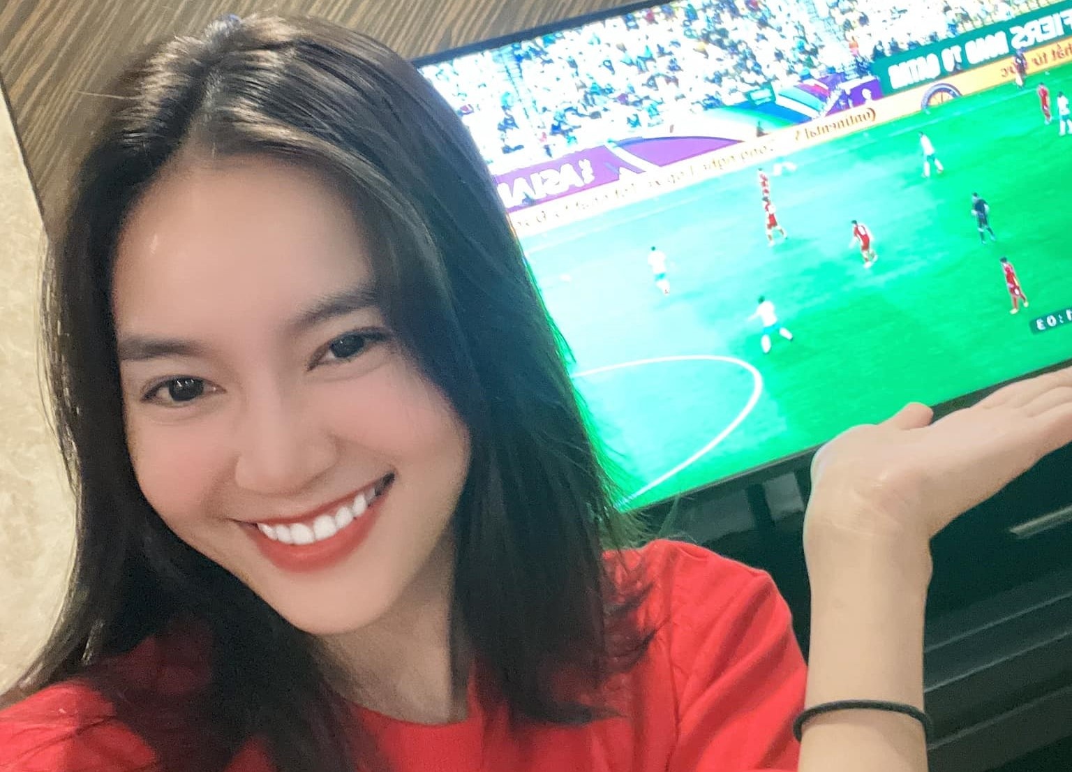 Lan Ngoc va dan nghe si vo oa khi Quang Hai ghi ban hinh anh