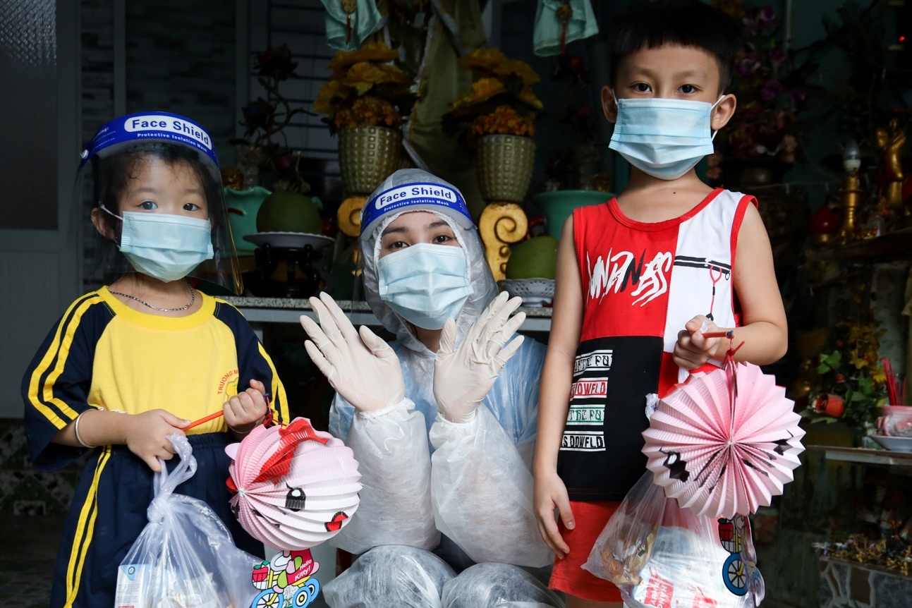 Trung thu ben cac em nho co hoan canh kho khan cua Hoa hau Tieu Vy hinh anh