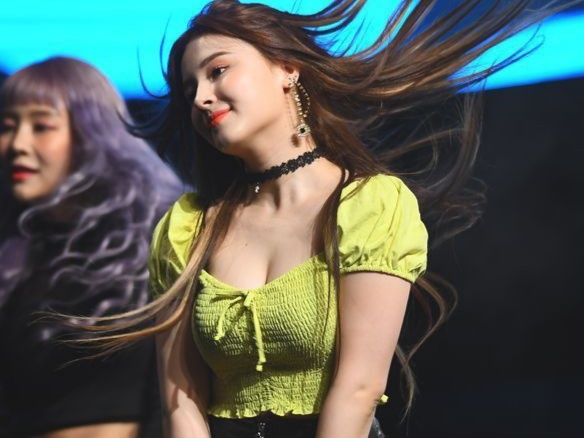 Moi quan he doc hai o nganh giai tri hinh anh